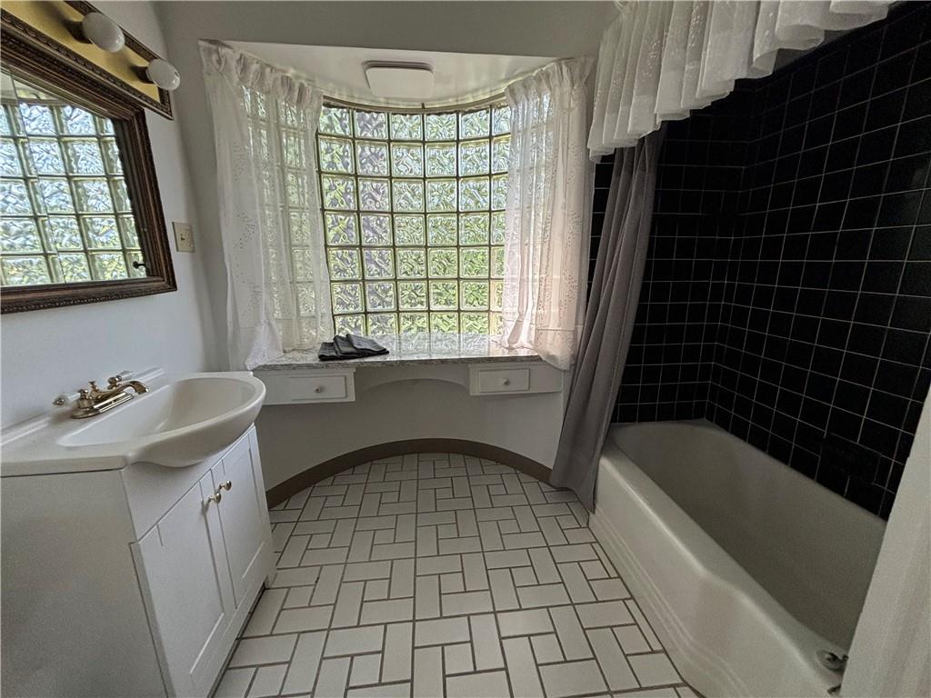 St Joseph, Missouri 64506, United States, 2 Bedrooms Bedrooms, ,2 BathroomsBathrooms,Residential,Active,94425