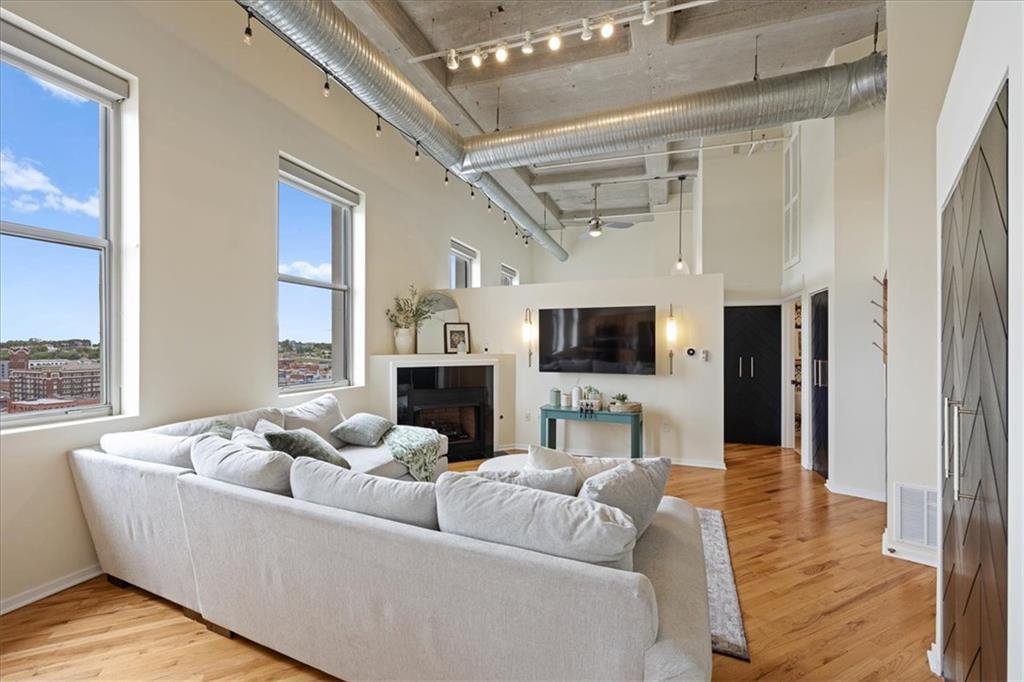 2107 Grand Boulevard 1207
