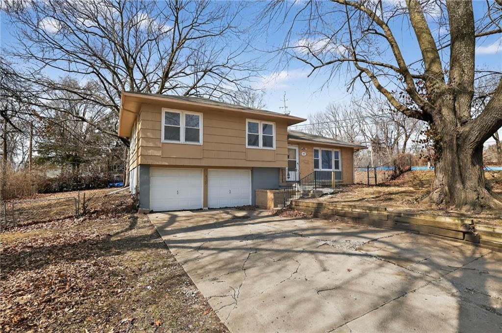 Photo of 6212 E 95TH Terrace, Kansas City, MO 64134 (MLS # 2607062)