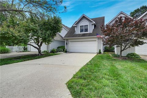 Photo of 2433 W 137th Place, Leawood, KS 66224 (MLS # 2626904)