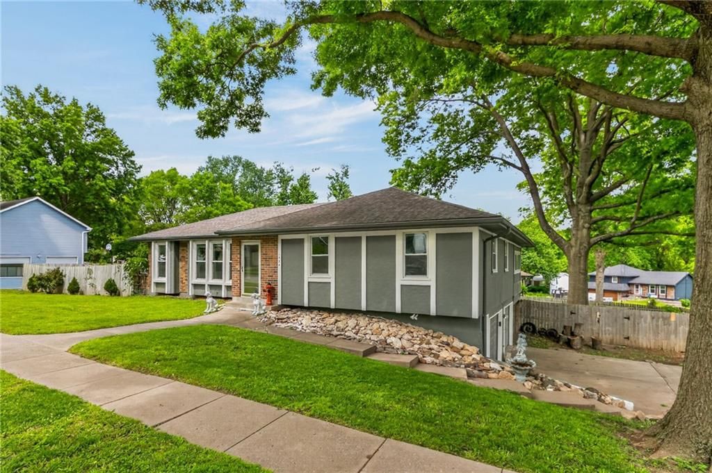 Photo of 1524 Oxford Court, Liberty, MO 64068 (MLS # 2618003)