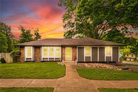 Photo of 1524 Oxford Court, Liberty, MO 64068 (MLS # 2618003)