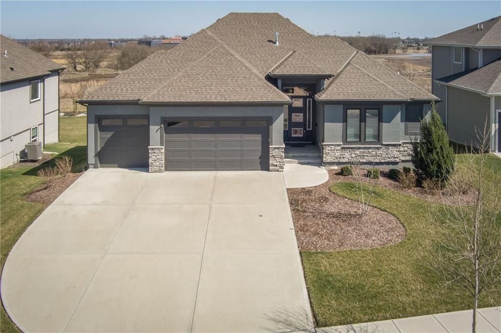 Photo of 17701 Crystal Street, Overland Park, KS 66013 (MLS # 2607740)