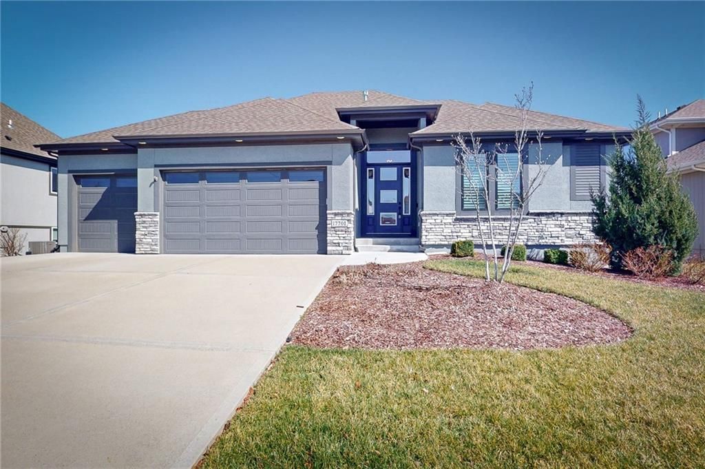 Photo of 17701 Crystal Street, Overland Park, KS 66013 (MLS # 2607740)