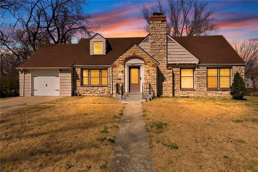 Photo of 1618 E 75th Terrace, Kansas City, MO 64131 (MLS # 2608459)