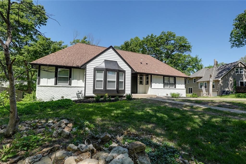Photo of 9824 Lydia Avenue, Kansas City, MO 64131 (MLS # 2615663)