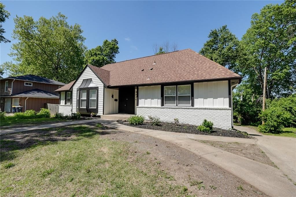 Photo of 9824 Lydia Avenue, Kansas City, MO 64131 (MLS # 2615663)