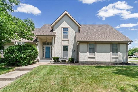 Photo of 11102 W 114th Terrace, Overland Park, KS 66210 (MLS # 2627929)
