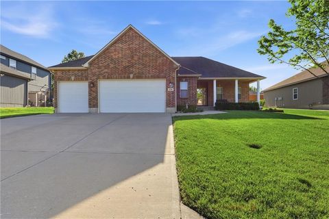 Photo of 2126 NE Sparta Drive, Blue Springs, MO 64029 (MLS # 2615669)
