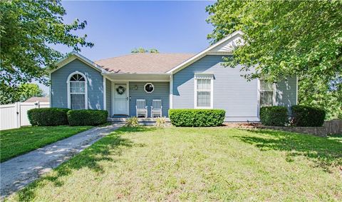 Photo of 617 Cantebury Drive, Warrensburg, MO 64093 (MLS # 2621603)