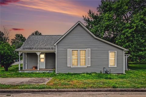 Photo of 308 S Bridge Street, Smithville, MO 64089 (MLS # 2621904)