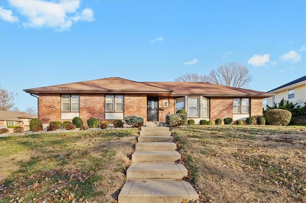 Photo of 6805 N Wayne Avenue, Kansas City, MO 64118 (MLS # 2592607)