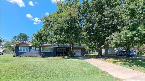 Photo of 805 Walnut Street, Chetopa, KS 67336 (MLS # 2571986)