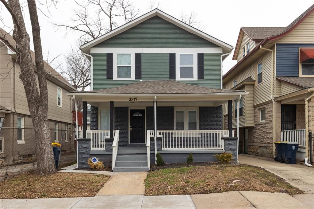 Photo of 3219 Charlotte Street, Kansas City, MO 64109 (MLS # 2592075)