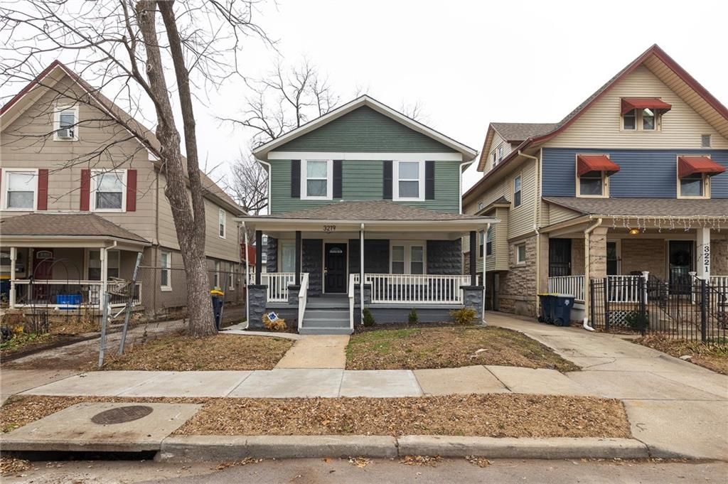 Photo of 3219 Charlotte Street, Kansas City, MO 64109 (MLS # 2592075)