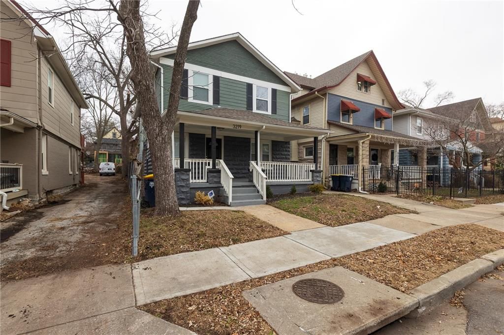 Photo of 3219 Charlotte Street, Kansas City, MO 64109 (MLS # 2592075)