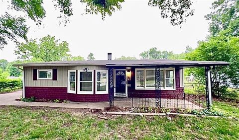 Photo of 501 Orchard Lane, St Joseph, MO 64501 (MLS # 2620912)