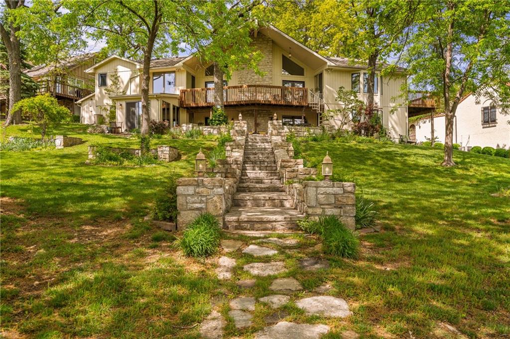 219 NW Locust Street