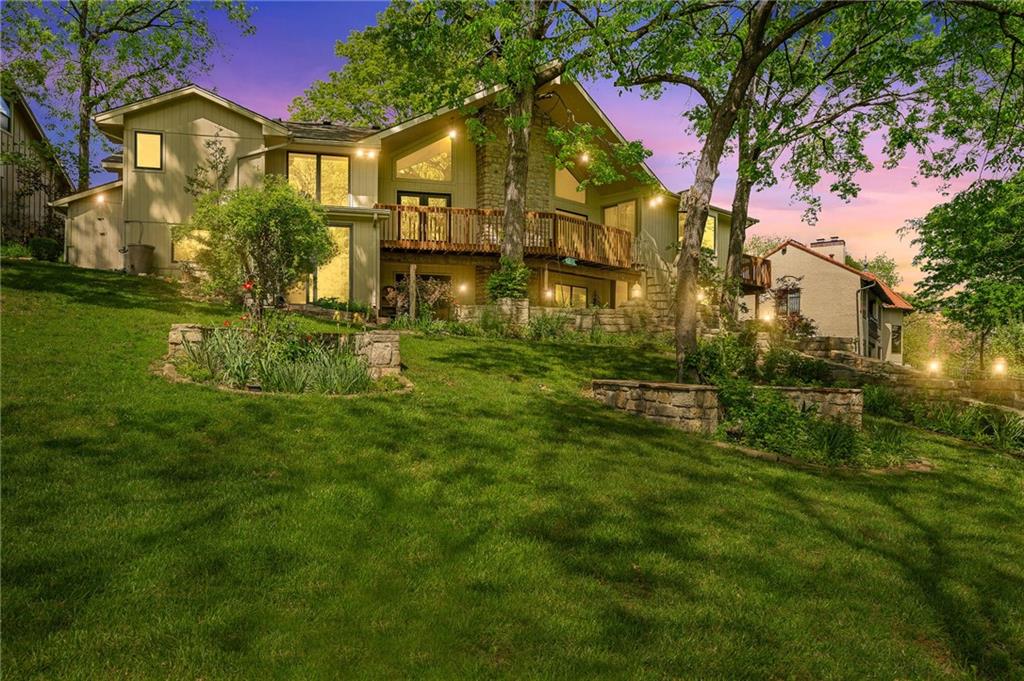 219 NW Locust Street