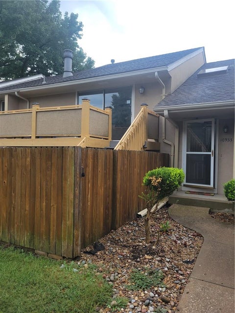 Photo of 10933 Gillette Street, Overland Park, KS 66210 (MLS # 2641405)