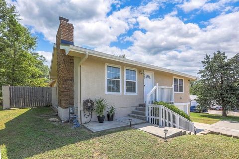 Photo of 607 S LACY Road, Independence, MO 64050 (MLS # 2582698)