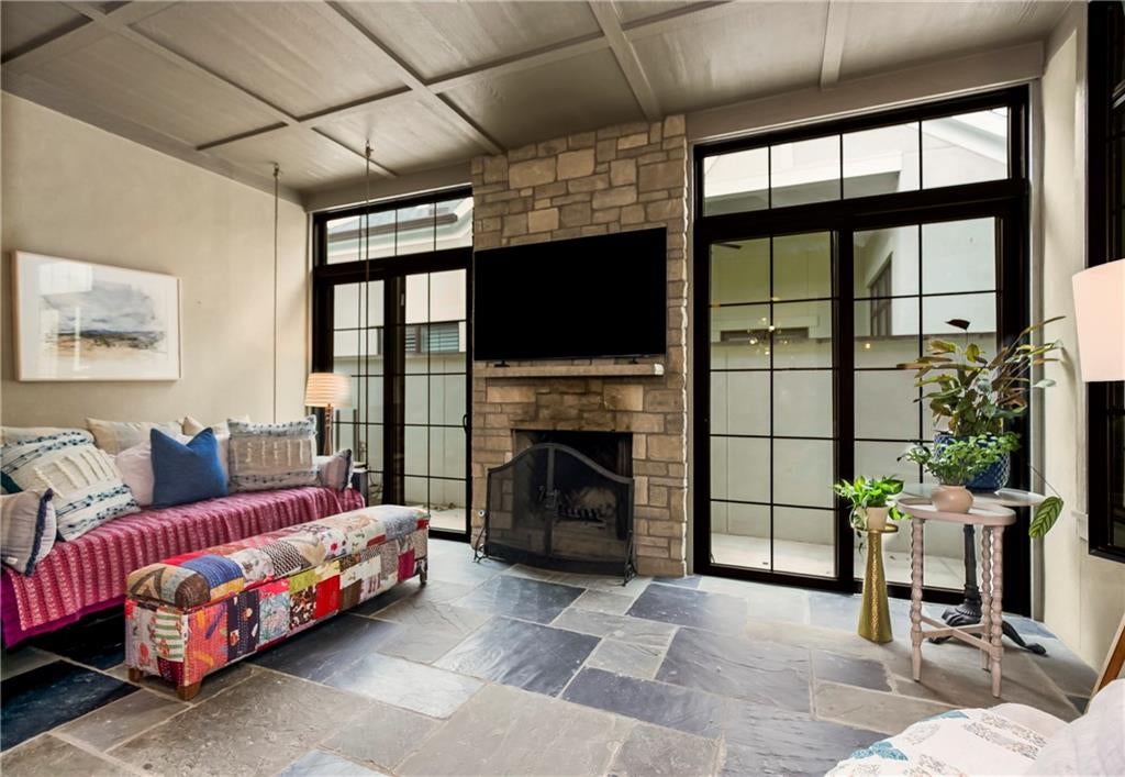 5207 Meadowbrook Parkway