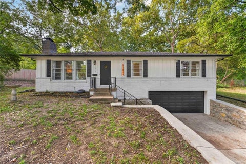 Photo of 9516 Wyandotte Street, Kansas City, MO 64114 (MLS # 2646331)
