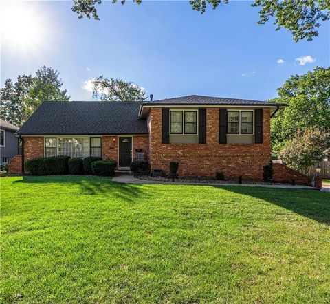 8252 Outlook Lane Prairie Village KS 66208