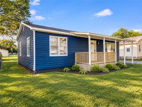 Photo of 117 W Jackson Street, Coffeyville, KS 67337 (MLS # 2647126)