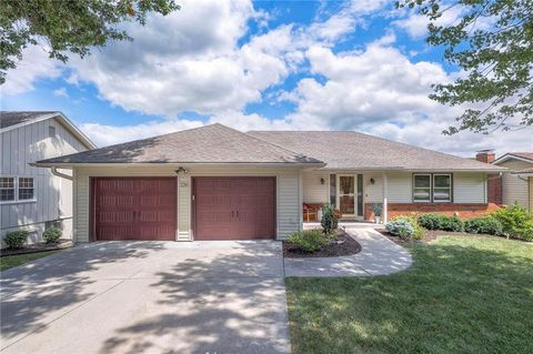 226 N WINNEBAGO Drive Lake Winnebago MO 64034