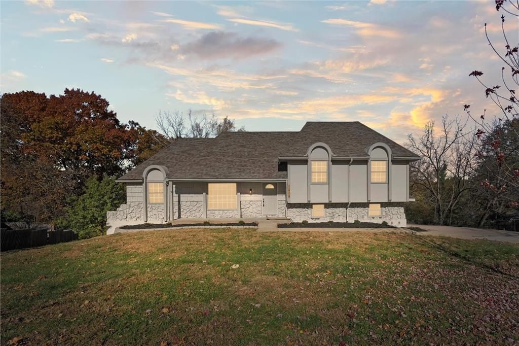 Photo of 1014 N Forest Lane, Liberty, MO 64068 (MLS # 2582589)