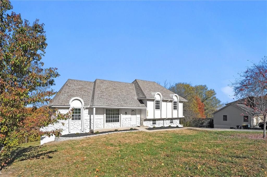Photo of 1014 N Forest Lane, Liberty, MO 64068 (MLS # 2582589)