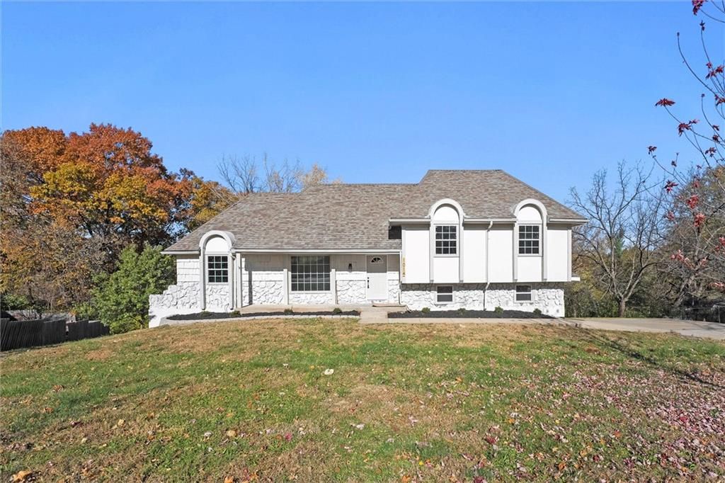 Photo of 1014 N Forest Lane, Liberty, MO 64068 (MLS # 2582589)