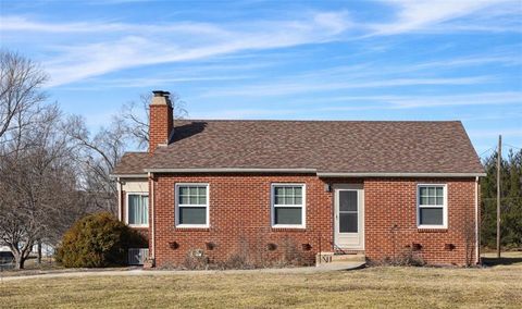 Photo of 1114 W Liberty Drive, Liberty, MO 64068 (MLS # 2601157)