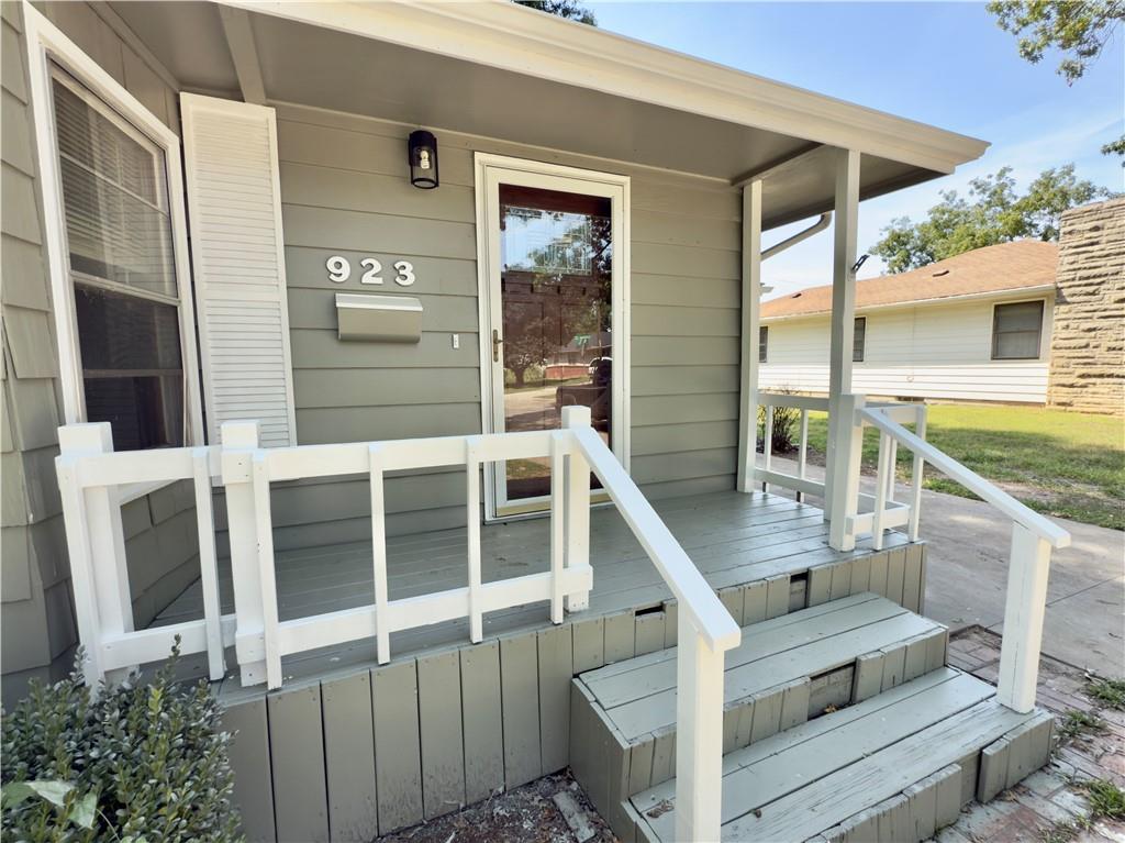 923 Crestline Drive