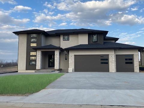 Photo of 2517 NE Woodland Oak Circle, Lees Summit, MO 64086 (MLS # 2608100)