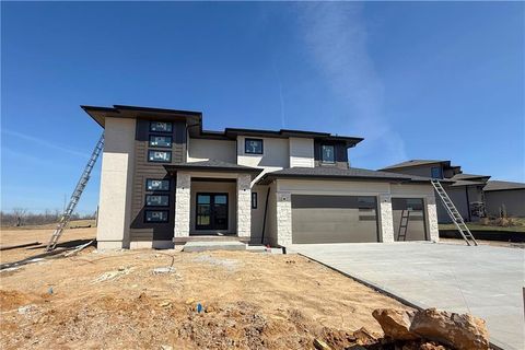 2517 NE Woodland Oak Circle Lee's Summit MO 64086