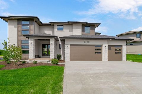 Photo of 2517 NE Woodland Oak Circle, Lees Summit, MO 64086 (MLS # 2608100)
