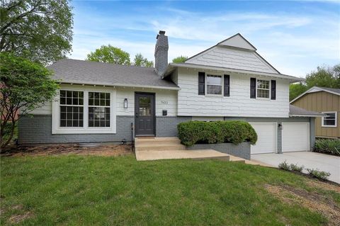 Photo of 7622 W 97th Terrace, Overland Park, KS 66212 (MLS # 2615906)