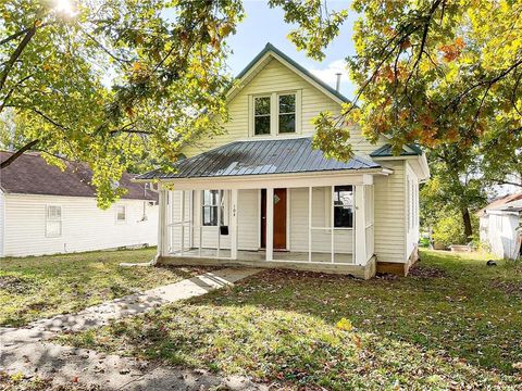 Photo of 104 S Elm Street, Sweet Springs, MO 65351 (MLS # 2585101)