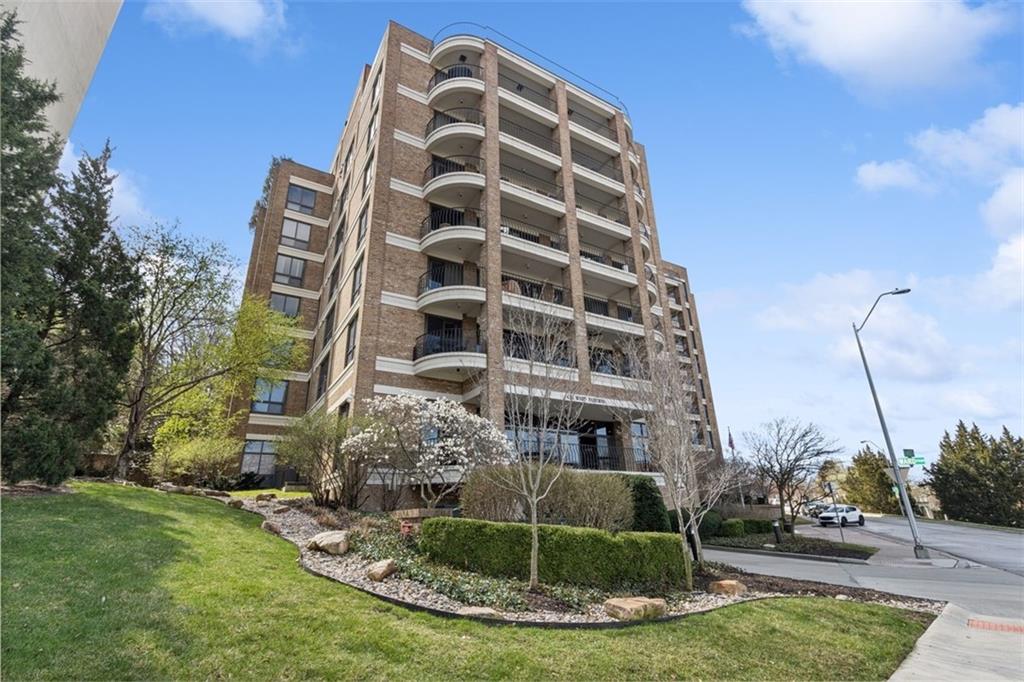 433 Ward Parkway 5S