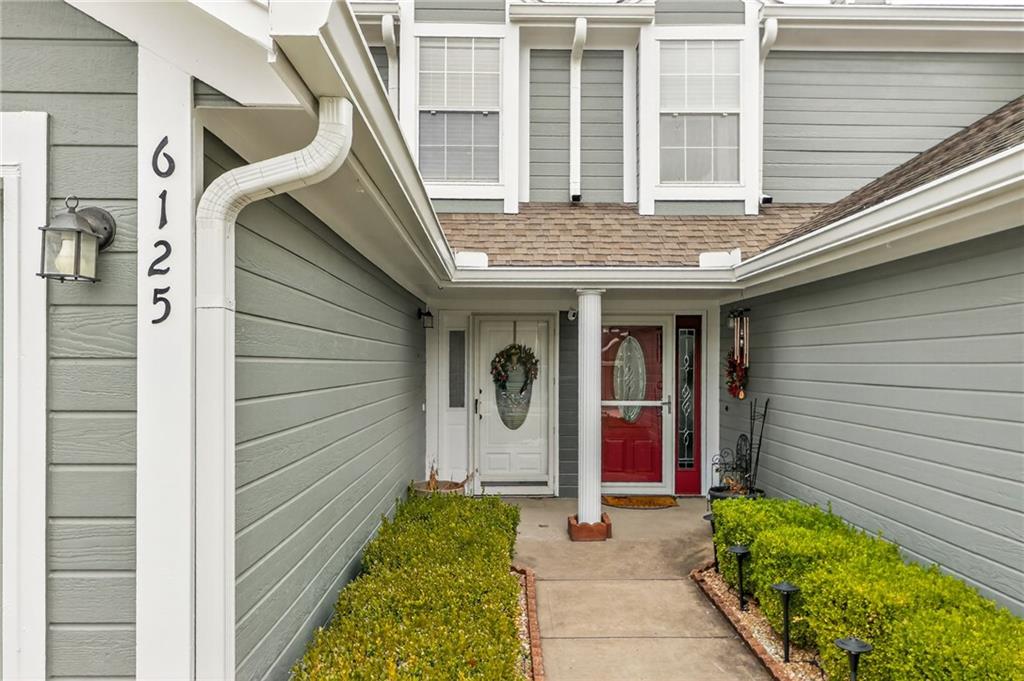 6125 NE Moonstone Court