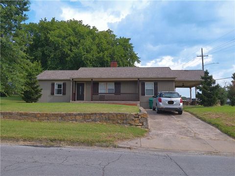 1034 E Peoria Street, Paola, KS 66071 - #: 2565976
