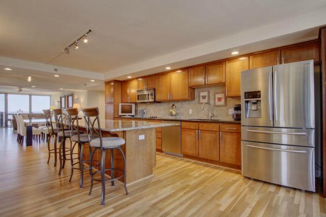 Photo 1 of 20 — 600 E Admiral Boulevard 1801, Kansas City, MO 64106