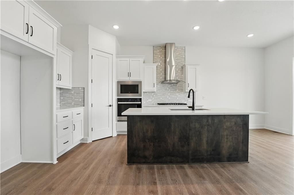 Photo of 1612 NW 105th Street, Kansas City, MO 64155 (MLS # 2599332)