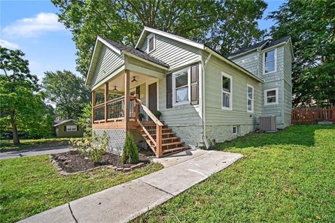 Photo of 936 Columbia Avenue, Leavenworth, KS 66048 (MLS # 2642179)