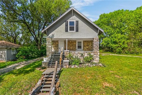 Photo of 5424 Bellefontaine Avenue, Kansas City, MO 64130 (MLS # 2616040)