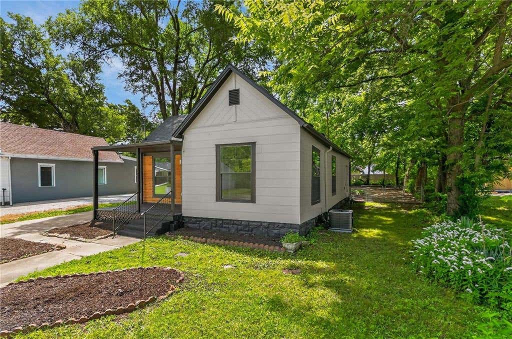 Photo of 313 W Poplar Street, Olathe, KS 66061 (MLS # 2627318)