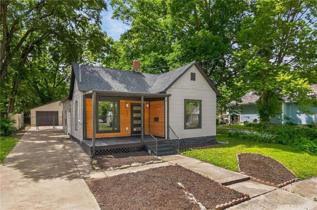 Photo of 313 W Poplar Street, Olathe, KS 66061 (MLS # 2627318)