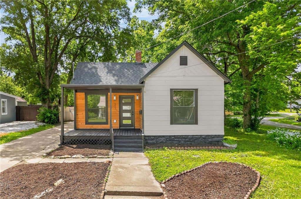 Photo of 313 W Poplar Street, Olathe, KS 66061 (MLS # 2627318)